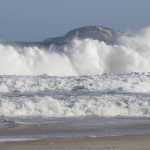 rj:-praias-seguem-com-ressaca-e-banhistas-devem-evitar-entrar-no-mar