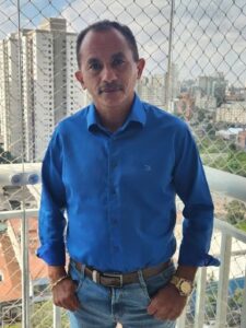 O cantor que viralizou em todo o Brasil com o hit “Caneta Azul” em 2019 enfrenta um momento difícil após um rombo financeiro milionário que abalou sua vida pessoal e profissional. 