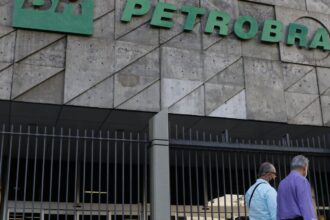 com-alivio-da-guerra,-petrobras-reduz-preco-do-querosene-de-aviacao