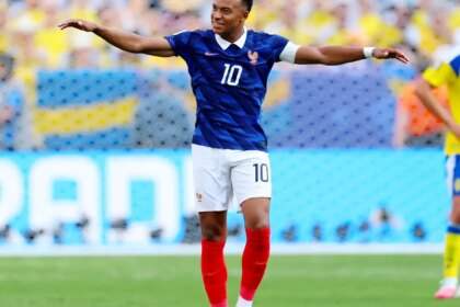 com-dois-gols-de-mbappe,-franca-despacha-suecia-e-avanca-as-oitavas