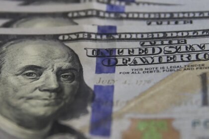 dolar-supera-r$-5,20,-e-bolsa-cai-com-expectativa-por-juros-nos-eua
