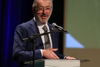 brasil-nao-vai-abandonar-a-mesa,-diz-ministro-sobre-taxacao-dos-eua