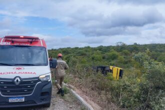 onibus-com-romeiros-tomba-noceara-e-provoca-morte-de-duas-pessoas