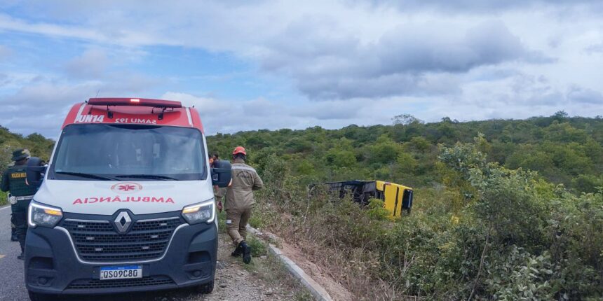 onibus-com-romeiros-tomba-noceara-e-provoca-morte-de-duas-pessoas