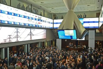 ibovespa-volta-aos-174-mil-pontos-com-aposta-na-selic,-e-dolar-cai
