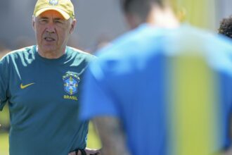ancelotti-da-pista-de-martinelli-para-vaga-de-paqueta-contra-noruega