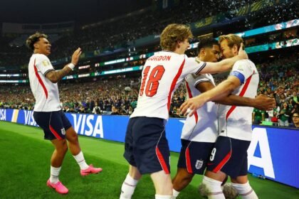 com-um-a-menos,-inglaterra-derruba-mexico-no-azteca-e-segue-na-copa