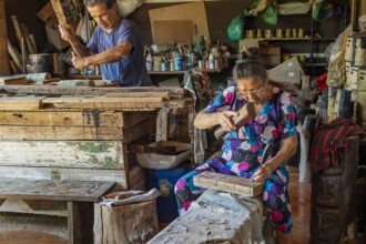 familia-da-escultora-conceicao-dos-bugres-apresenta-suas-obras-no-rio