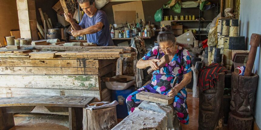familia-da-escultora-conceicao-dos-bugres-apresenta-suas-obras-no-rio