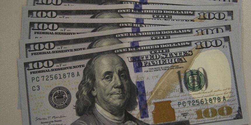 dolar-cai-a-r$-5,13,-e-bolsa-recua-em-dia-de-ajuste-no-mercado