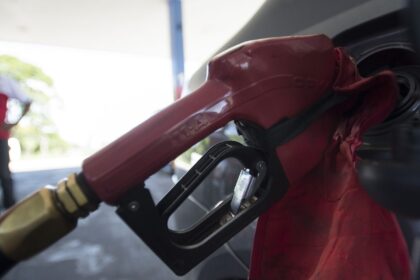 com-nova-alta-mundial-do-petroleo,-governo-mantem-desconto-na-gasolina