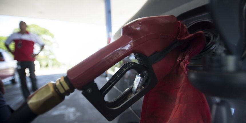 com-nova-alta-mundial-do-petroleo,-governo-mantem-desconto-na-gasolina