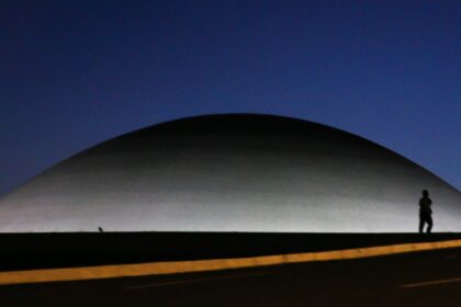 congresso-aprova-medidas-de-divulgacao-em-massa-do-ligue-180