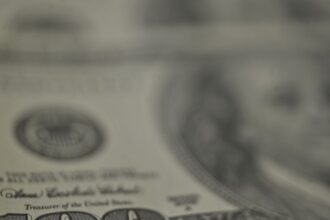 dolar-recua,-bolsa-cai-e-petroleo-dispara-com-tensao-no-oriente-medio