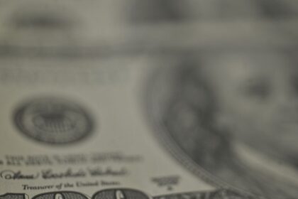 dolar-recua,-bolsa-cai-e-petroleo-dispara-com-tensao-no-oriente-medio