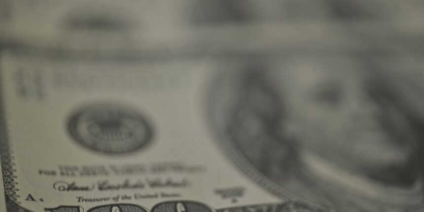 dolar-recua,-bolsa-cai-e-petroleo-dispara-com-tensao-no-oriente-medio