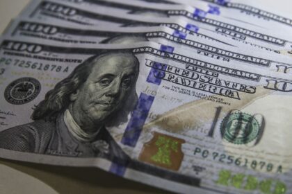 dolar-cai-ao-menor-nivel-em-tres-semanas;-bolsa-sobe-1,22%