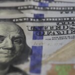 dolar-cai-para-r$-5,07,-no-menor-nivel-em-um-mes
