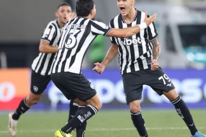 com-gol-no-ultimo-lance,-botafogo-bate-santos-na-volta-do-brasileirao
