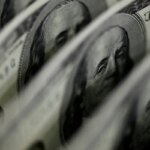 dolar-sobe-para-r$-5,11,-e-bolsa-fica-estavel,-apesar-de-tensao-global