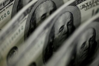 dolar-sobe-para-r$-5,11,-e-bolsa-fica-estavel,-apesar-de-tensao-global