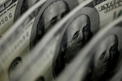 dolar-sobe-para-r$-5,11,-e-bolsa-fica-estavel,-apesar-de-tensao-global