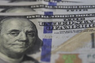 dolar-cai-ao-menor-valor-desde-junho-com-alta-do-petroleo