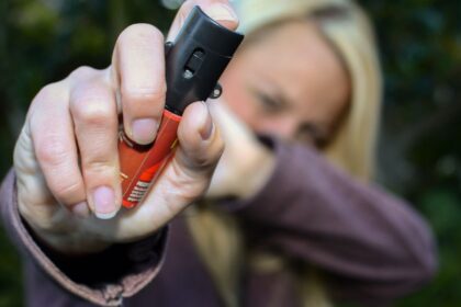 mulheres-podem-comprar-e-usar-spray-de-pimenta-para-defesa-pessoal