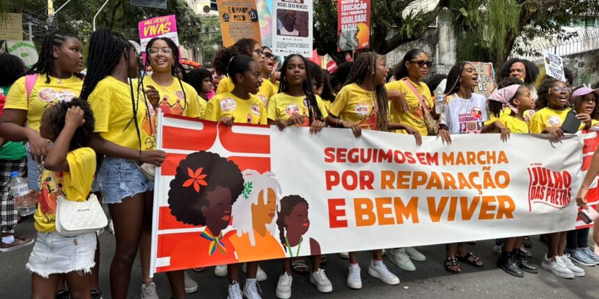 julho-das-pretas:-mulheres-negras-marcham-pelas-ruas-de-todo-pais