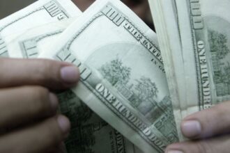 dolar-fecha-estavel,-mas-acumula-queda-de-1,82%-em-julho