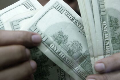 dolar-fecha-estavel,-mas-acumula-queda-de-1,82%-em-julho