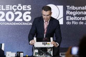 tre-rj-abre-urna-para-o-publico-e-defende-seguranca-do-voto-eletronico