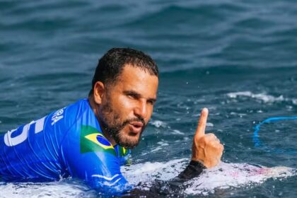 wsl:-italo-ferreira-domina-tubos-em-teahupoo-e-avanca-as-semifinais