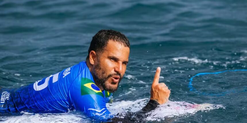 wsl:-italo-ferreira-domina-tubos-em-teahupoo-e-avanca-as-semifinais