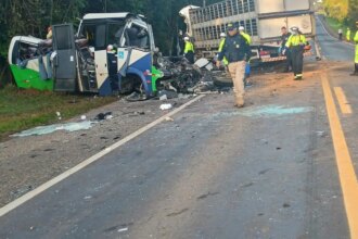 corpos-das-vitimas-de-acidente-no-parana-sao-retirados-da-pista