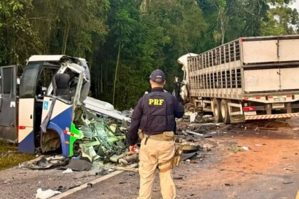 acidente-entre-onibus-e-caminhao-mata-23-pessoas-em-estrada-no-parana
