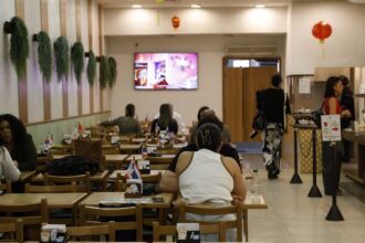 servicos-ocuparam-15,9-milhoes-e-pagaram-media-de-2,2-minimos-em-2024