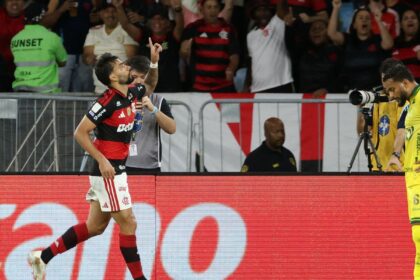 flamengo-vence-e-fica-a-um-ponto-do-palmeiras,-lider-do-brasileirao