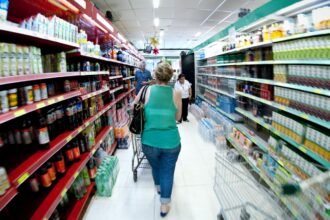 producao-industrial-cai-0,6%-de-julho-para-agosto,-diz-ibge