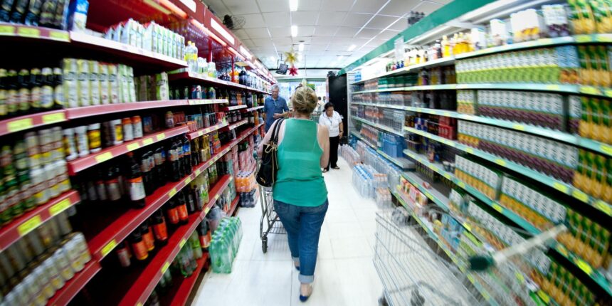 producao-industrial-cai-0,6%-de-julho-para-agosto,-diz-ibge