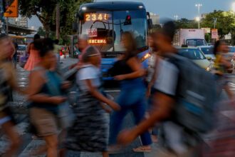 estudo-revela-como-medo-da-violencia-limita-rotina-de-mulheres-no-rj