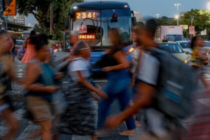 estudo-revela-como-medo-da-violencia-limita-rotina-de-mulheres-no-rj