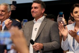 flavio-bolsonaro-recebe-apoio-de-partidos-e-fala-em-mudar-constituicao