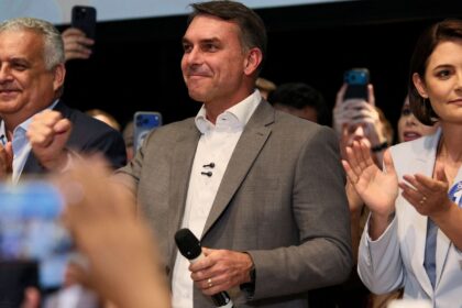 flavio-bolsonaro-recebe-apoio-de-partidos-e-fala-em-mudar-constituicao