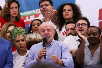 lula-cobra-flavio-bolsonaro-sobre-apoio-ao-fim-da-escala-6×1