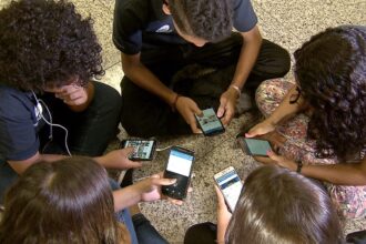 pesquisa-mostra-que-82%-sao-contra-criancas-de-ate-3-anos-com-celular