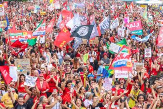 milhares-ocupam-copacabana-em-ato-pela-democracia-e-em-apoio-a-lula