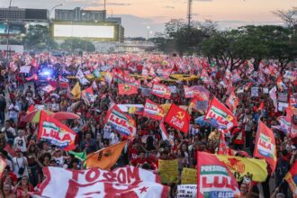 milhares-de-estudantes-tomam-a-esplanada-em-apoio-a-lula