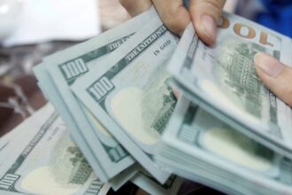 dolar-sobe-0,74%-e-volta-a-fechar-acima-de-r$-5