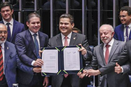 alcolumbre-homenageia-paim-no-fim-da-6×1;-entenda-motivo
